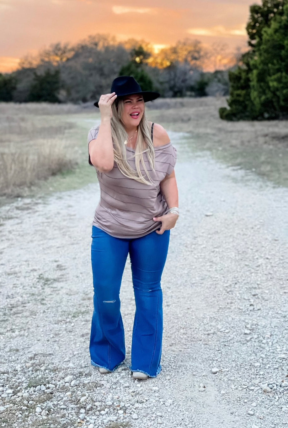THE DYLAN OFF SHOULDER TOP IN MOCHA